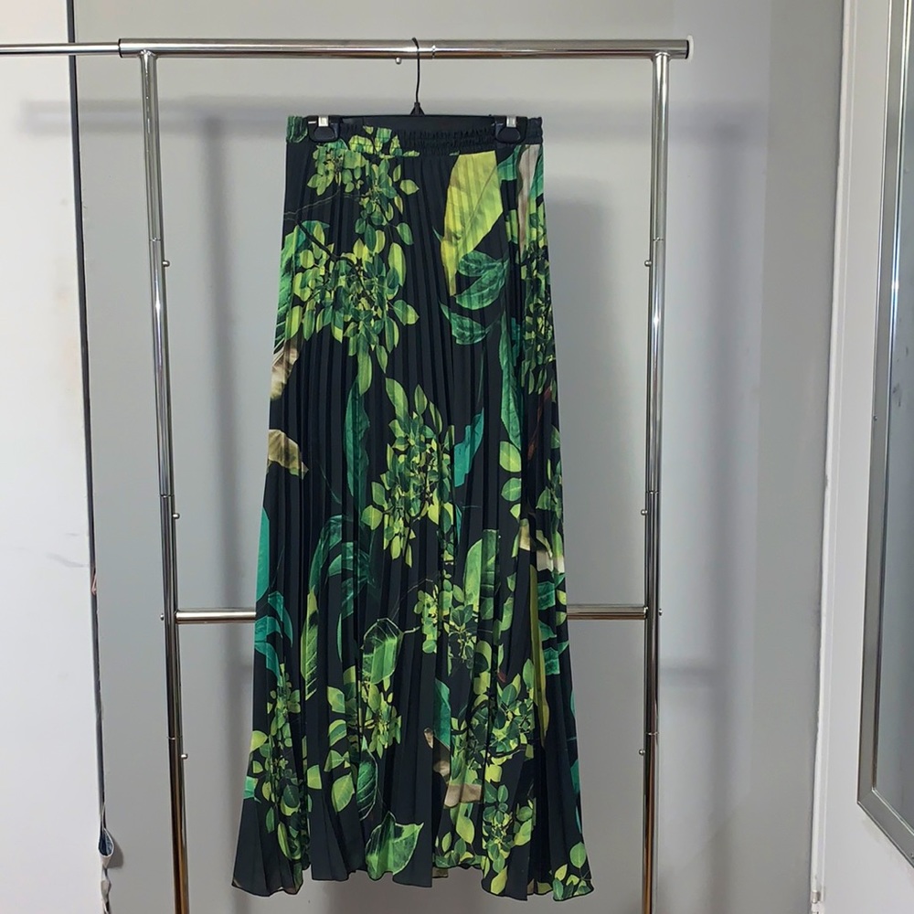 STORY pleated maxi skirt